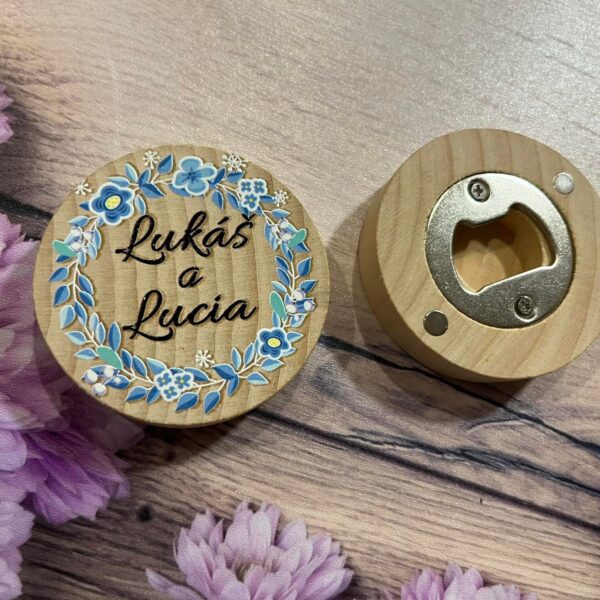 Drevený otvárak na fľaše s magnetom - Modrý veniec 97