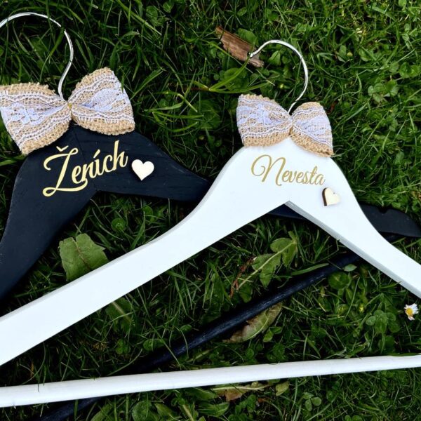 Svadobný vešiak v jutovom štýle s mašľou 12