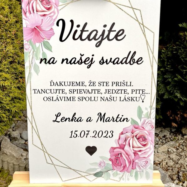 Uvítacia tabuľa s ružovými ružami