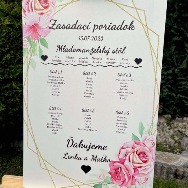 Zasadací poriadok s ružovými ružami