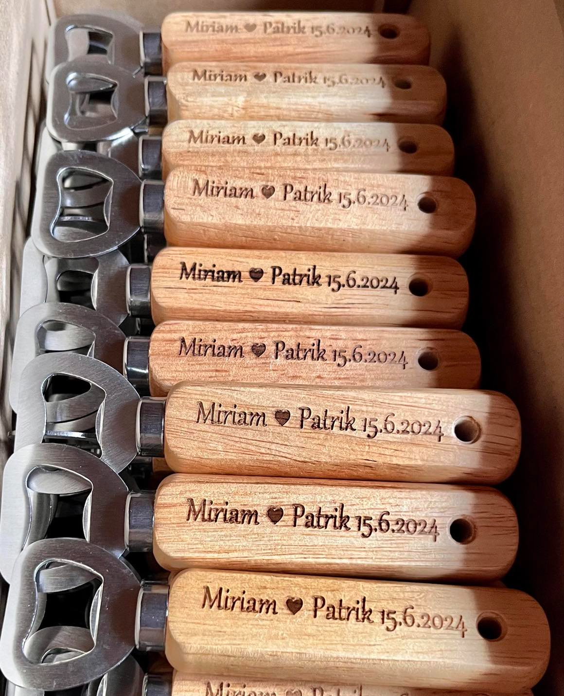 Drevený otvárak na pivo s gravírovanými menami a srdiečkom 2