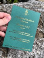 Smaragdové oznámenie s metalickou zlatou