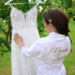 Svadobný župan pre nevestu so zlatým lesklým nápisom 20