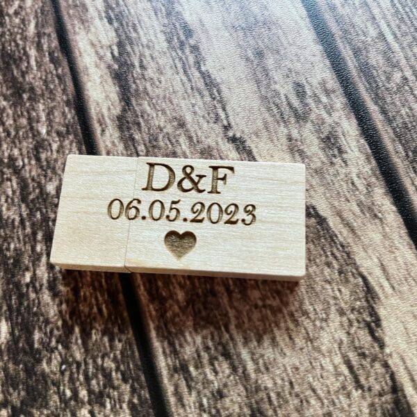 Drevené USB s gravírovanými inicálmi a dátumom svadby 28