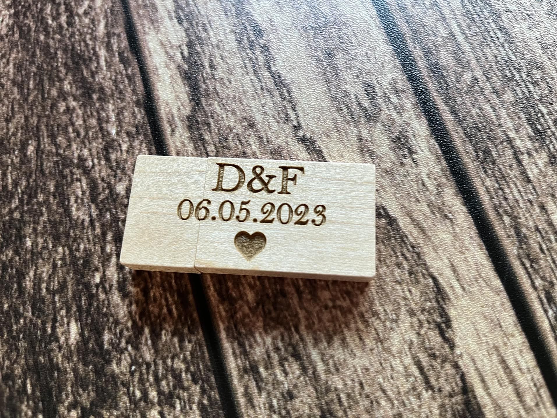 Drevené USB s gravírovanými inicálmi a dátumom svadby 28
