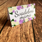 Svadobná menovka na stôl - Fialové a biele ruže 8