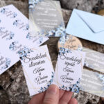 Svadobné oznámenie mliečne s modrými ružami a bielym textom 146