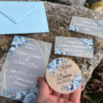 Svadobné oznámenie mliečne s modrými ružami a bielym textom 146