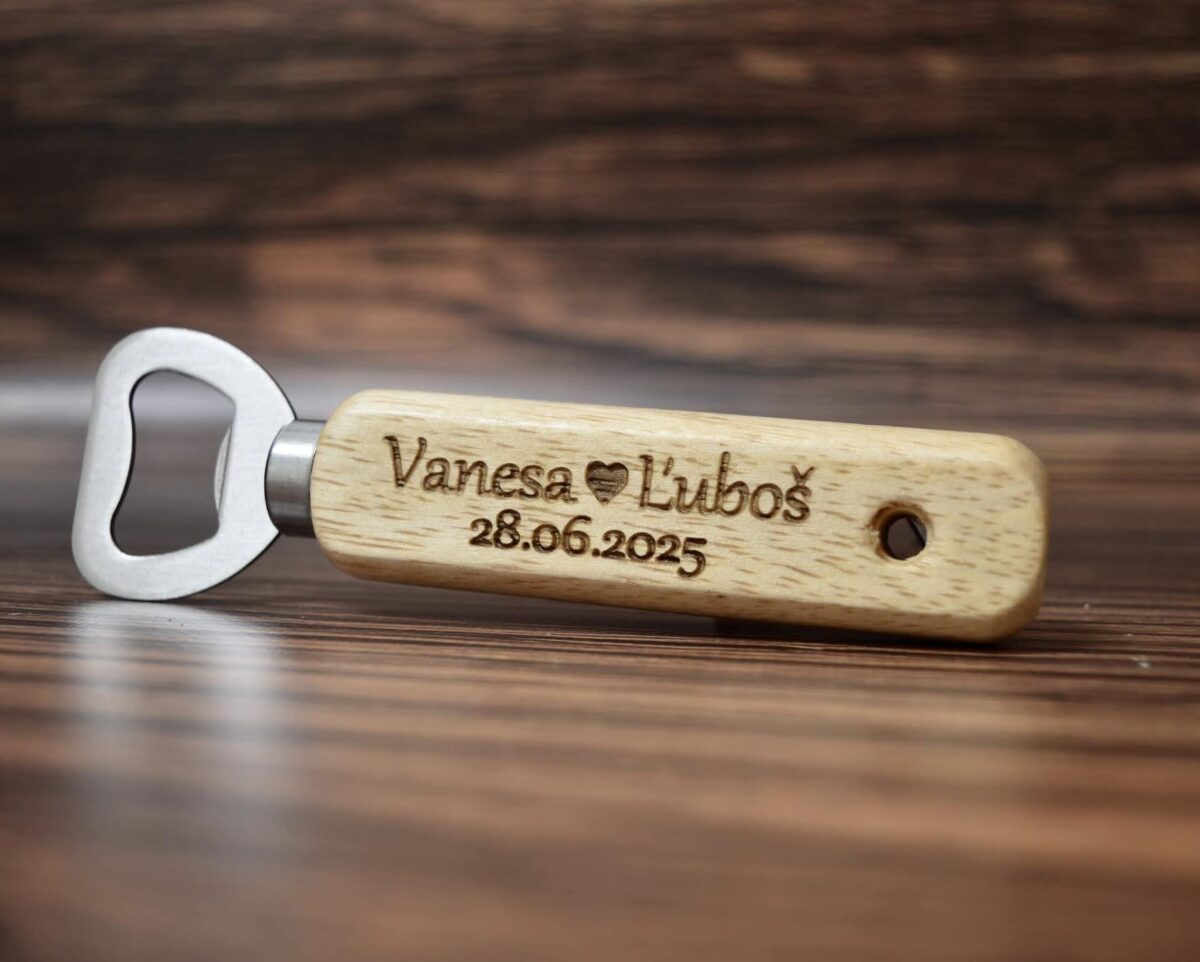 Gravírovaný otvárak na pivo so srdiečkom a menami 36