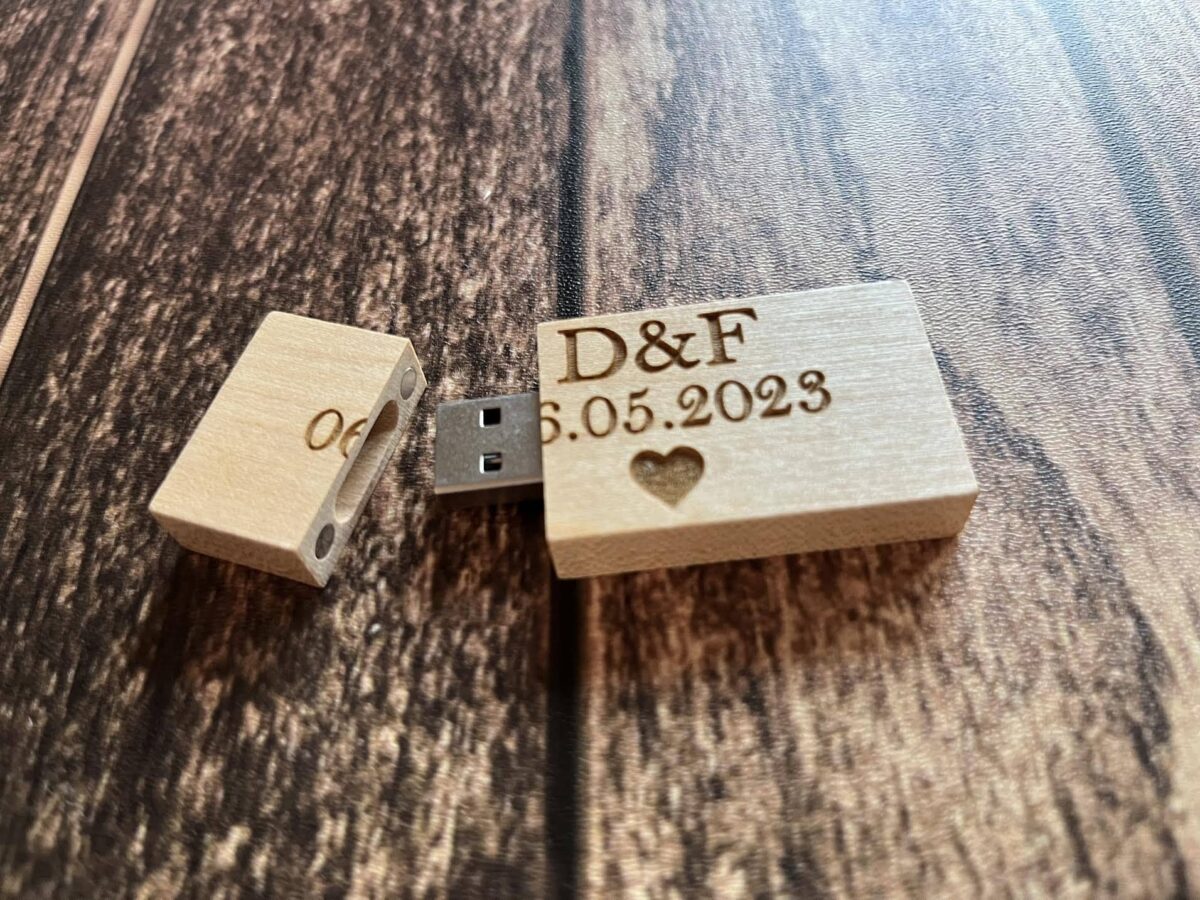 Drevené USB s gravírovanými inicálmi a dátumom svadby 28