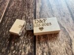 Drevené USB s gravírovanými inicálmi a dátumom svadby 28