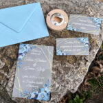 Svadobné oznámenie mliečne s modrými ružami a bielym textom 146