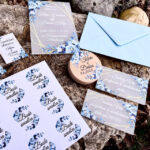 Svadobné oznámenie mliečne s modrými ružami a bielym textom 146