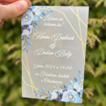 Svadobné oznámenie mliečne s modrými ružami a bielym textom 146