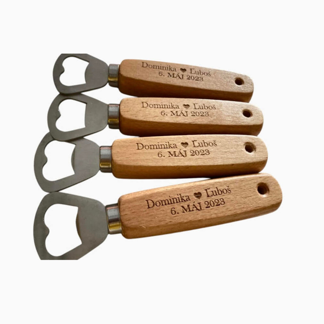 Gravírovaný otvárak na pivo s menami a srdiečkom 30