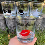 Pohár na whisky alebo vodu - Pery, šaty, klobúk, motýlik 2