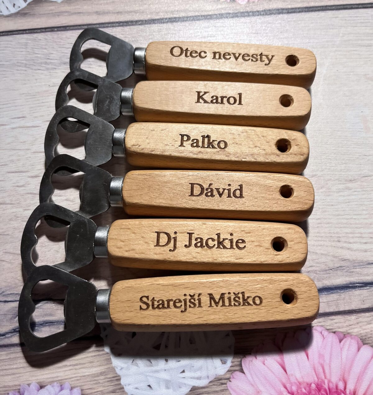 Drevený otvárak na pivo s personalizovanými menami 10