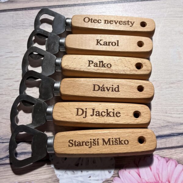 Drevený otvárak na pivo s personalizovanými menami 10