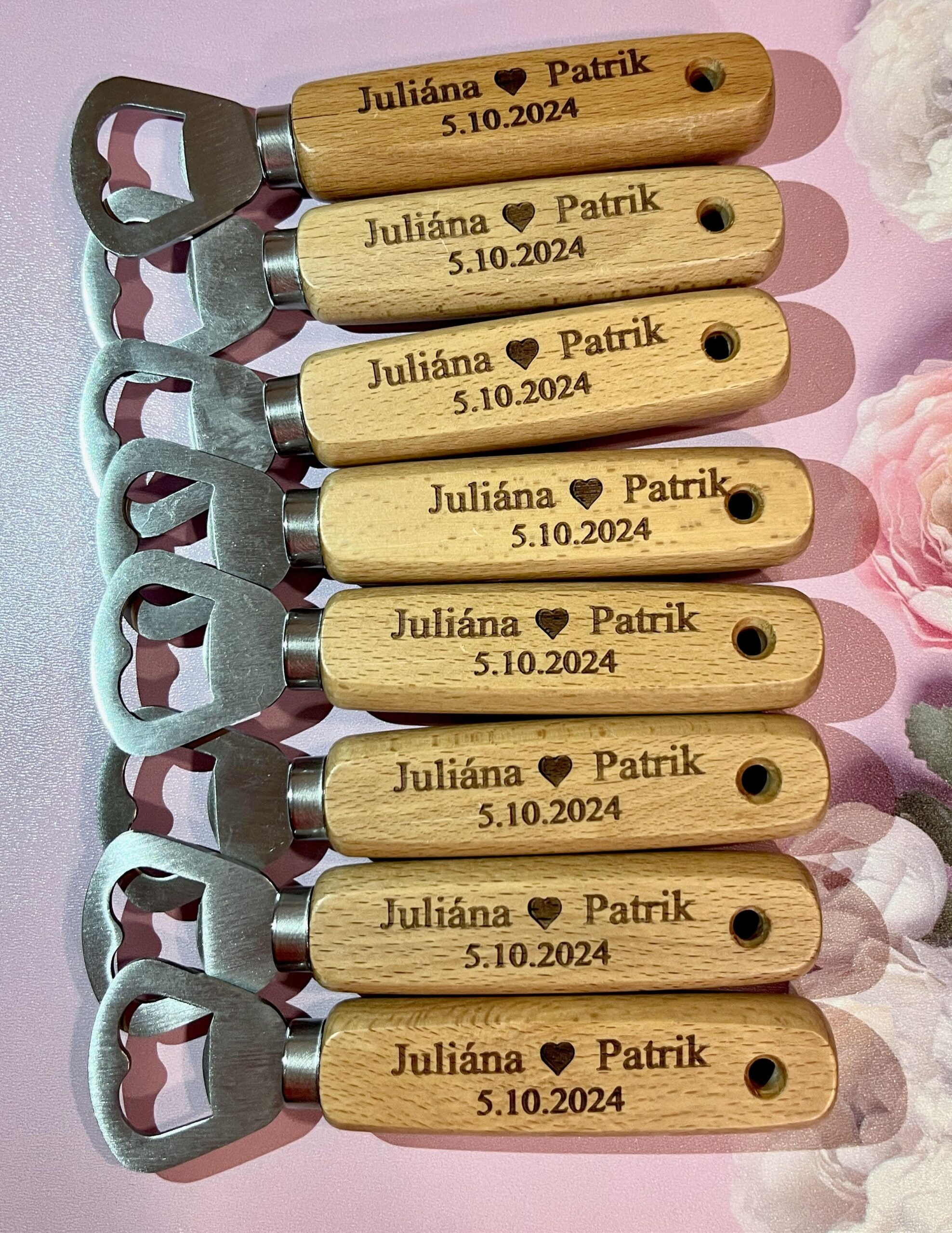 Gravírovaný otvárak na pivo s menami a dátumom 13