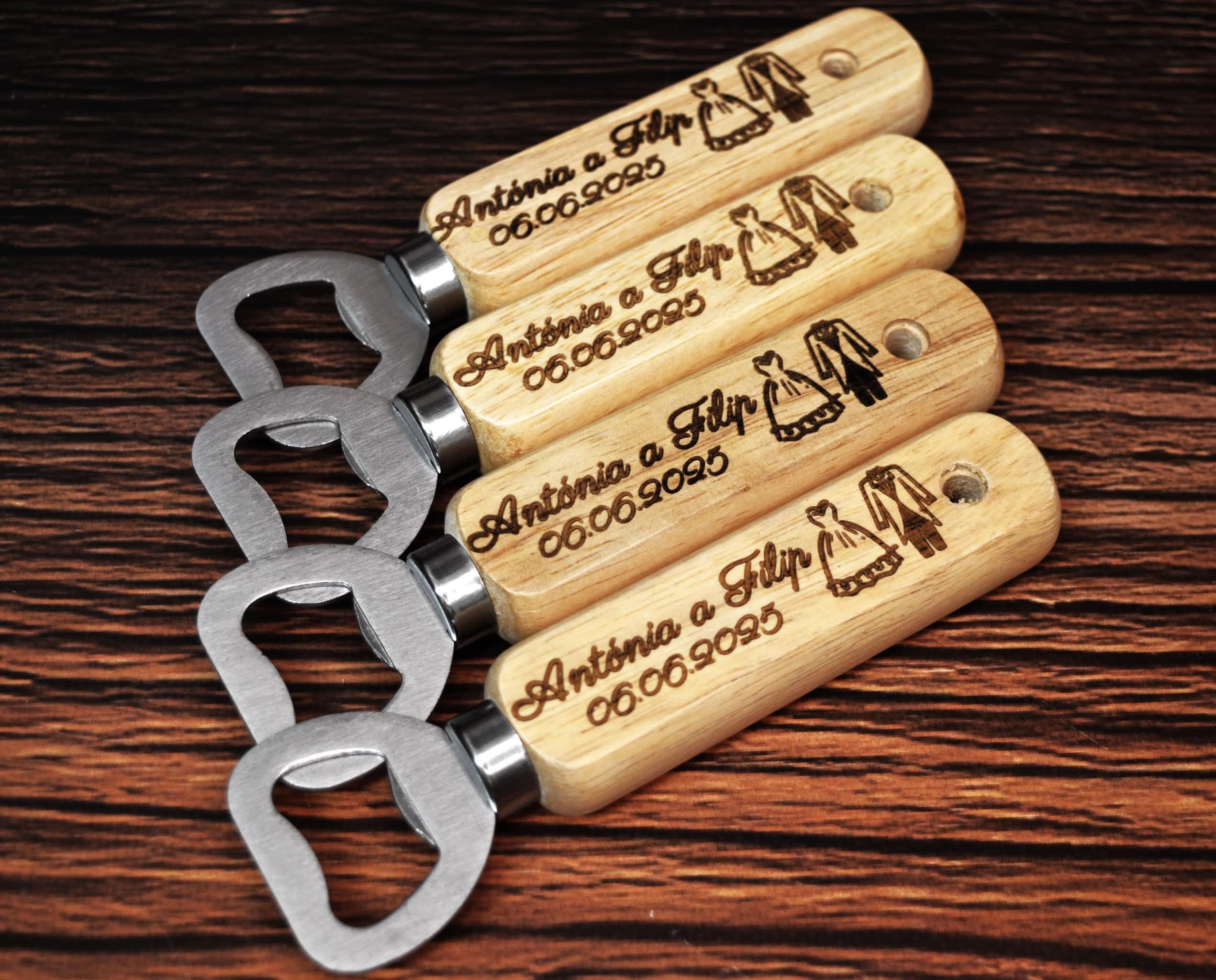 Drevený otvárak na pivo s motívom šiat a obleku 16