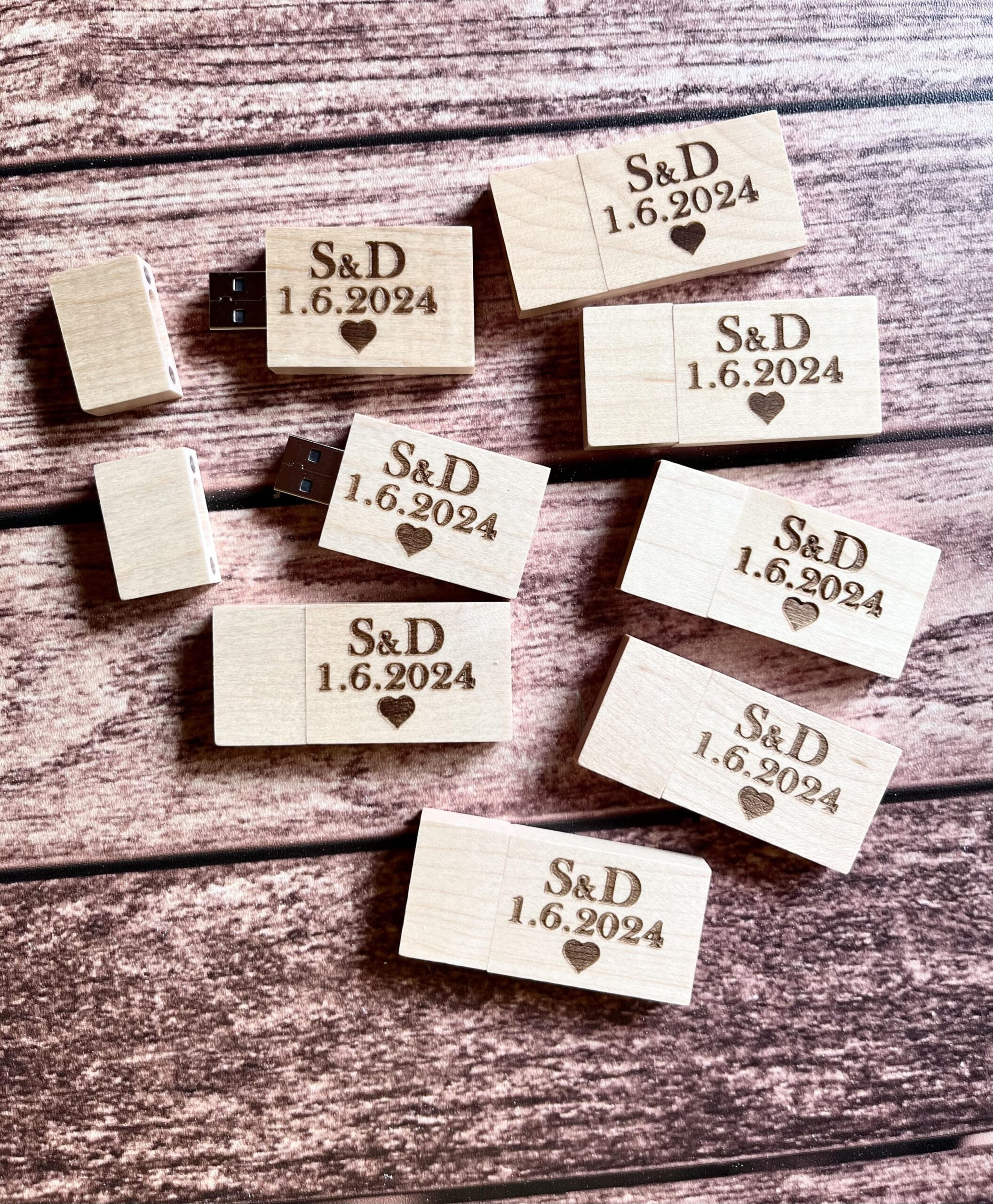 Drevené USB s gravírovanými inicálmi a dátumom svadby 1