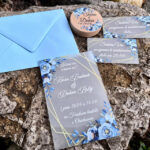 Svadobné oznámenie mliečne s modrými ružami a bielym textom 146