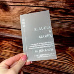 Mliečne oznámenie s metalickou striebornou a kapitálkami 189