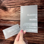 Mliečne oznámenie s metalickou striebornou a kapitálkami 189