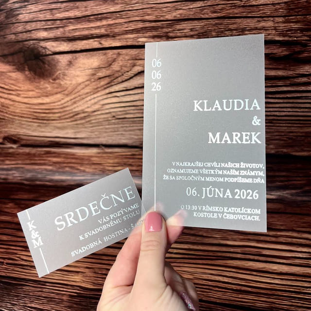 Mliečne oznámenie s metalickou striebornou a kapitálkami 189